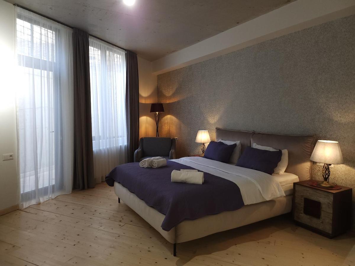Old Gold Anteon Apartment